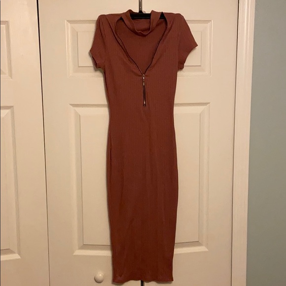 Blush fitted midi dress - Picture 2 of 3